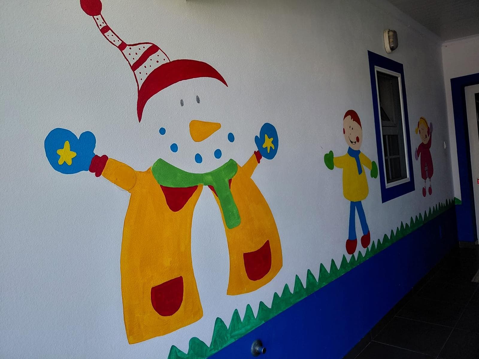 Mural pintado num corredor exterior do Cantinho dos Sonhos