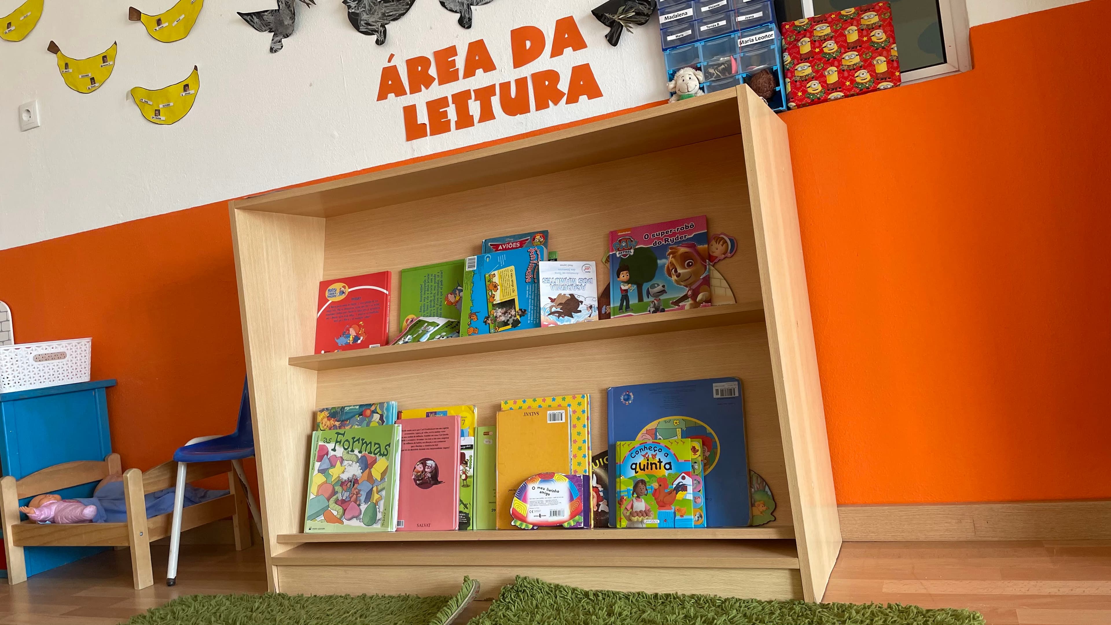 Área da leitura numa sala do Cantinho dos Sonhos
